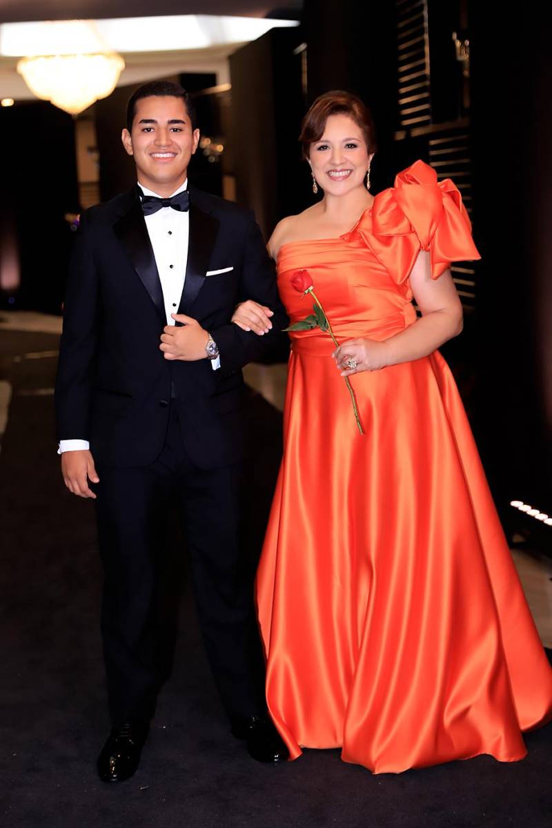 Desfile padres e hijos de la prom 2025 de DelCampo School