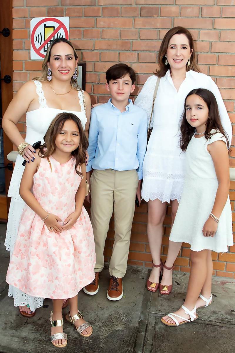 Marcela Morales y Paulina Bendaña con Liam Werner, Jennifer Boden y Natasha Werner.