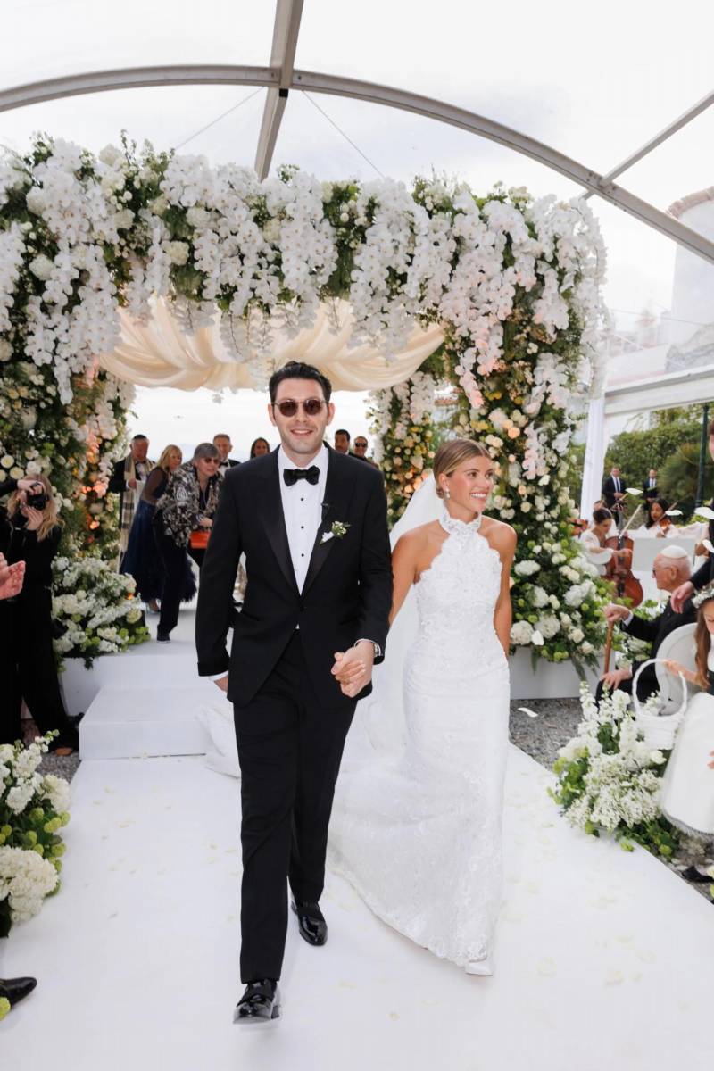 La hija del cantante Lionel Richie, Sofia Richie, se casó con el productor musical Elliot Grainge, en una ceremonia celebrada el 22 de abril en el lujoso Hotel du Cap-Eden-Roc en Costa Azul, Francia. Desliza para ver más detalles de esta hermosa ceremonia.