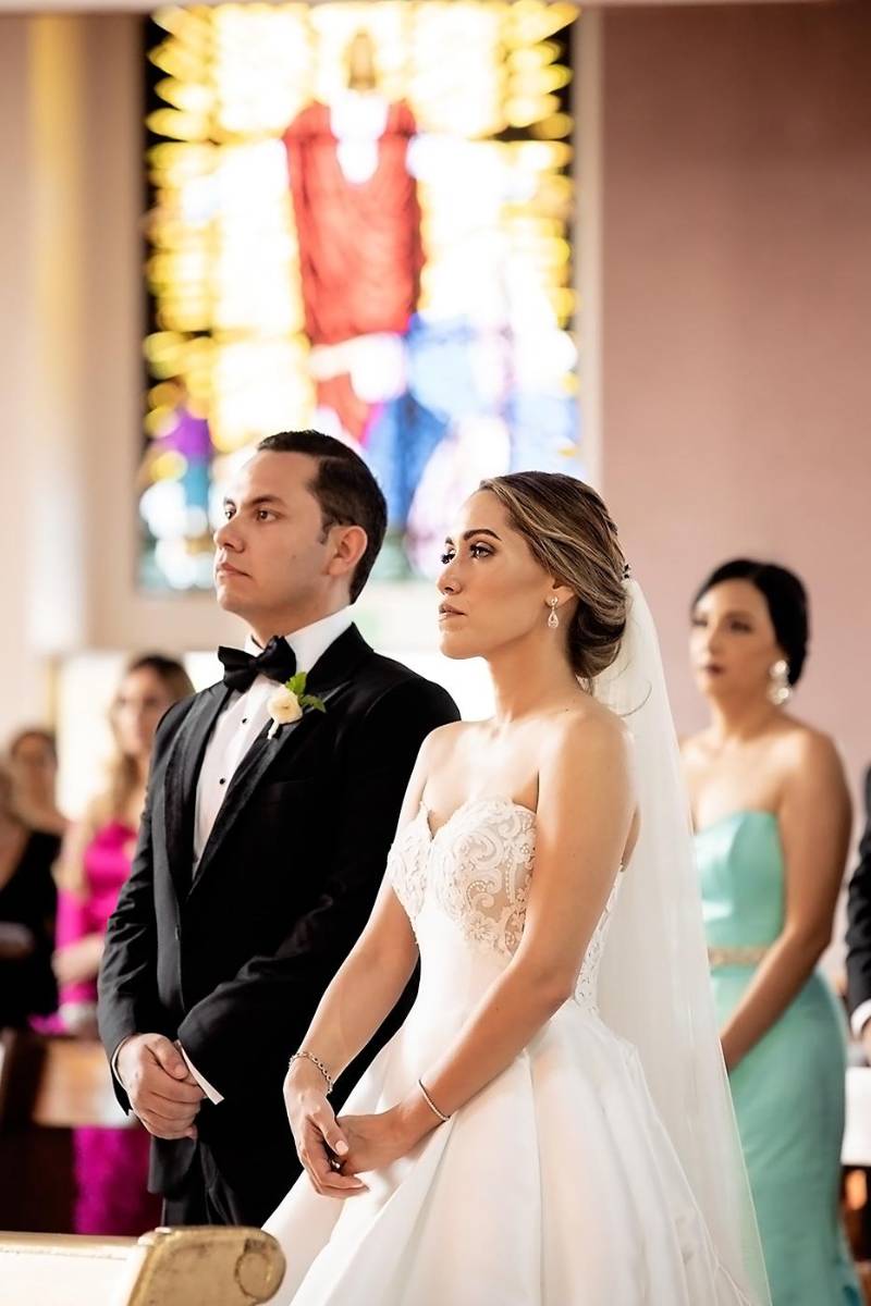 Eduardo y Gracia escuchan atentos la ceremonia oficiada por el padre Antonio Salinas 