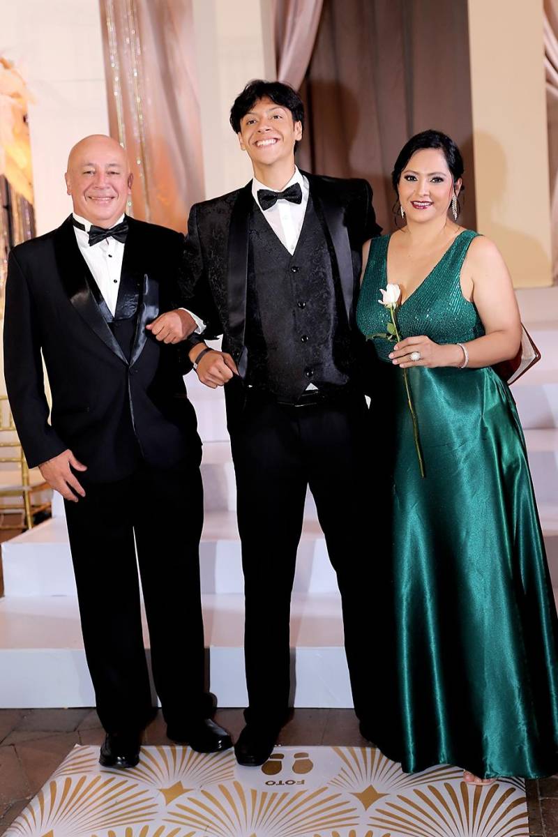José Fernando Mejía Sorto con sus padres Luis Mejía y Jessica Sorto
