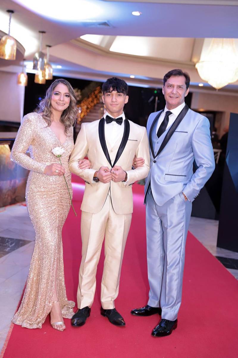 Desfile padres e hijos de la prom 2024 del Instituto Sagrado Corazón