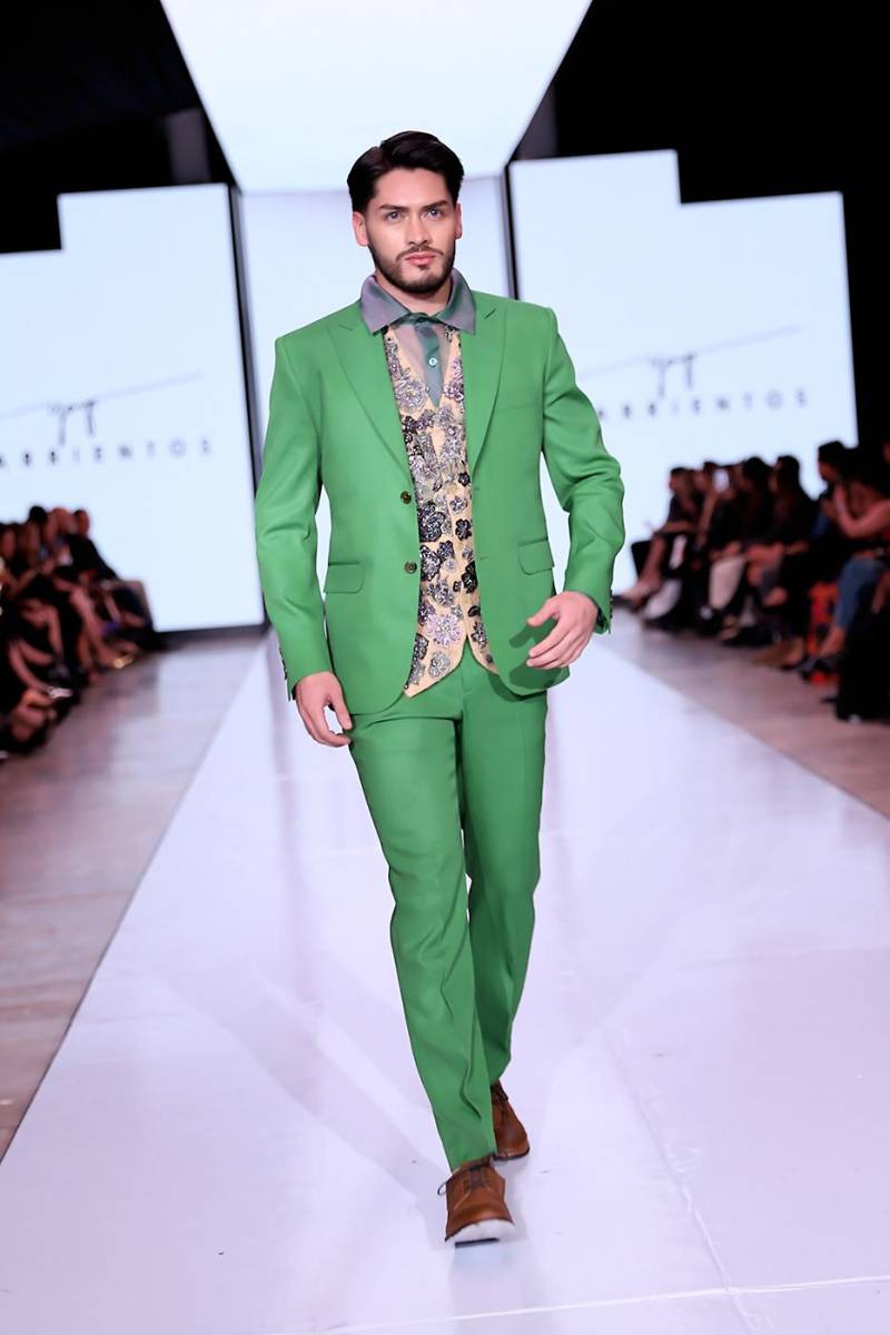 Un vest con múltiples apliqués resalta debajo del suit estilo slim fit