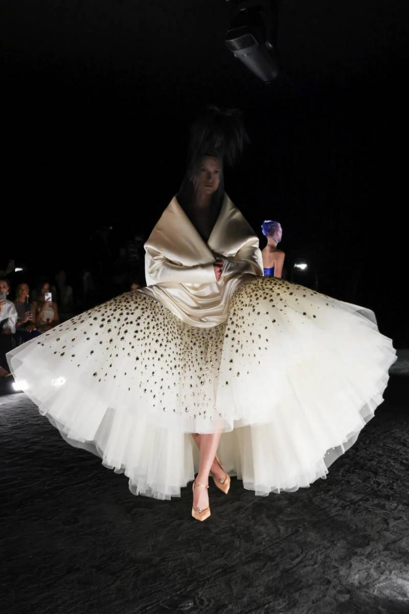 Una obra maestra, así es The Phoenix, la colección Haute Couture SS 2024/2025 de Schiaparelli, que en la apertura de la Semana de la Alta Costura en París demostró que es el máximo exponente de este exclusivo concepto. En la colección predominan vestidos de seda y corsets de crepé de lana con hombros a modo de ala de ave fénix y a menudo con escotes pronunciados.