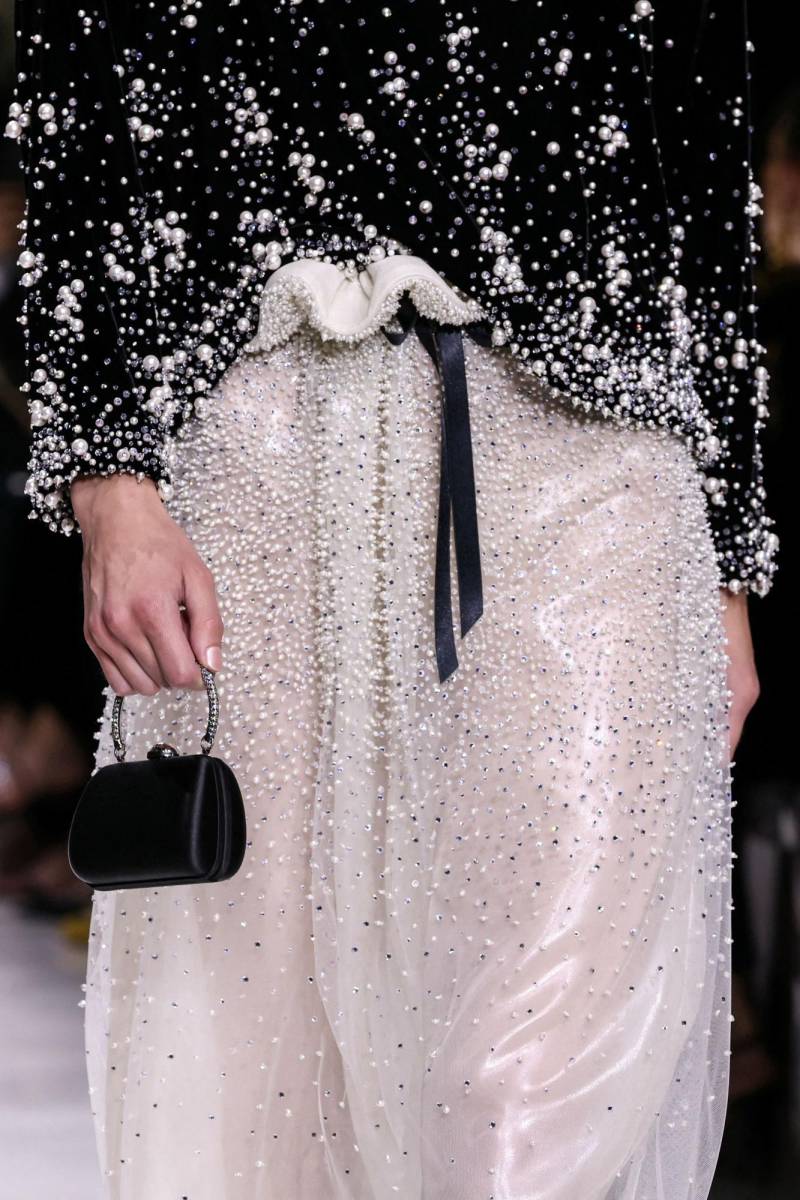 Delicadas mini handbags complementan algunos looks 