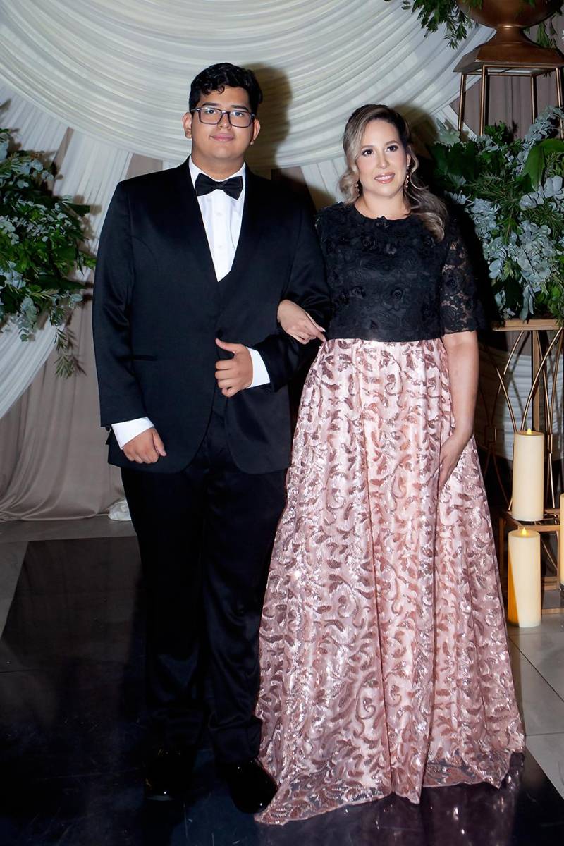 Ángel Rodrigo Sabillón Peña con su madre Marcela Peña