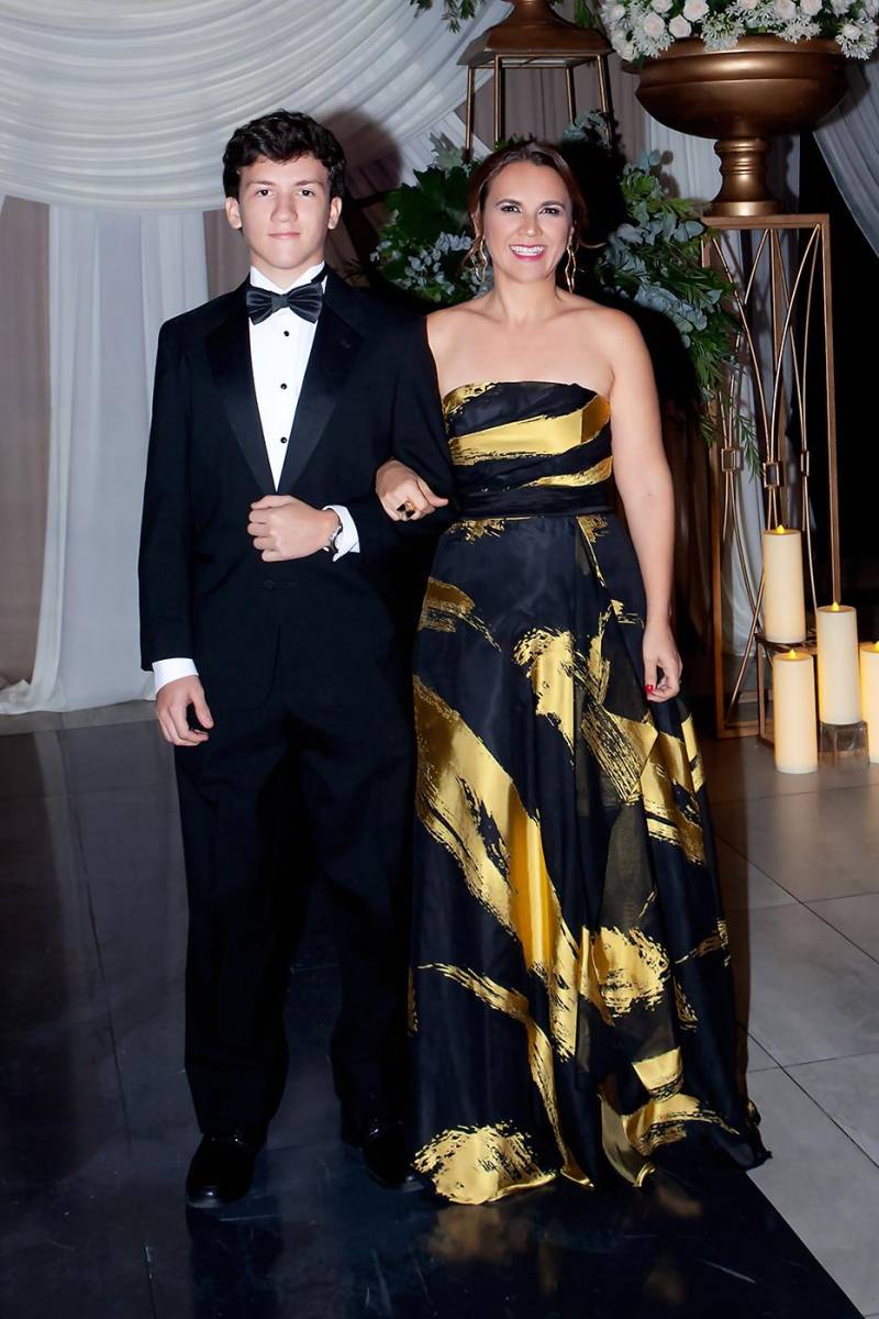 Carlos Andrés Alvarado Torres con su madre Martha Torres