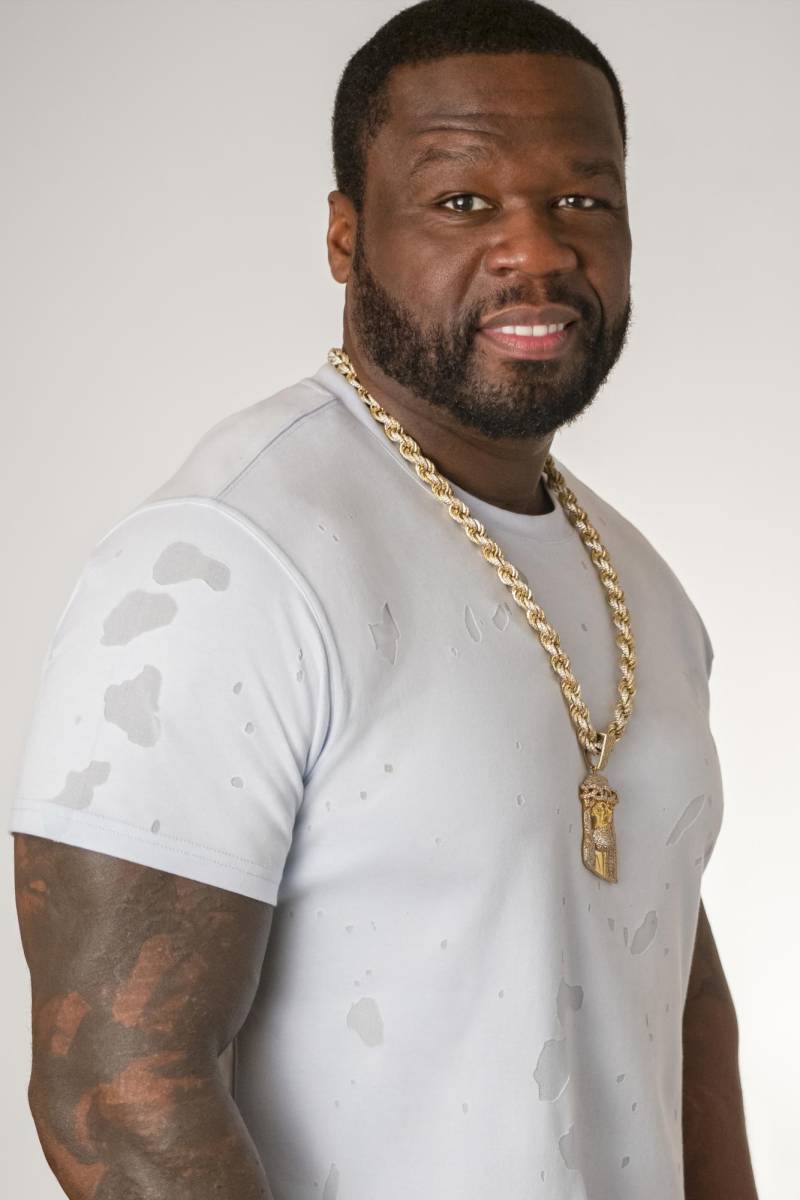 <b>50 cent</b>Antes de irse a vivir con sus abuelos, fue criado por su madre quien, según comenta el rapero, era lesbiana y una persona que consumía drogas. Debido a su adicción, ella murió cuando él tenía tan solo 8 años.
