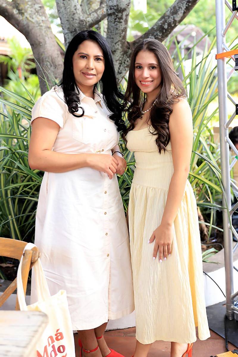 Nohemi Alvarez y Valeria Hoch 