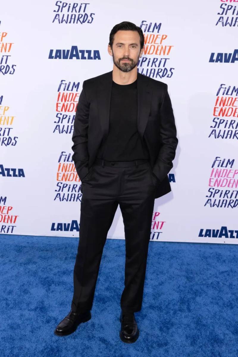 Milo Ventimiglia, El actor de ‘This Is Us’ también ha acudido a la ceremonia, portando un increíble look en color negro. 