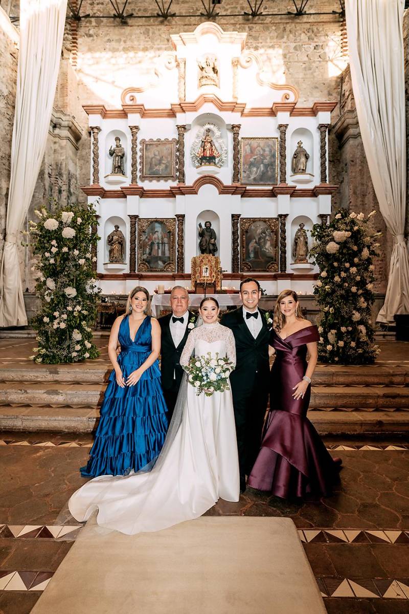 Marcella Pineda, Tony Pineda, Isabella Pineda, Taylor Foss y Liliam Pineda.