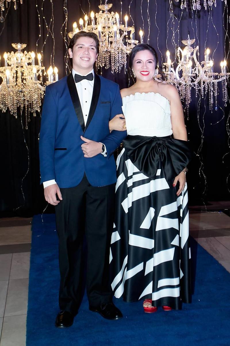 Fernando Alberto Montero con su madre Alejandra Hernández.