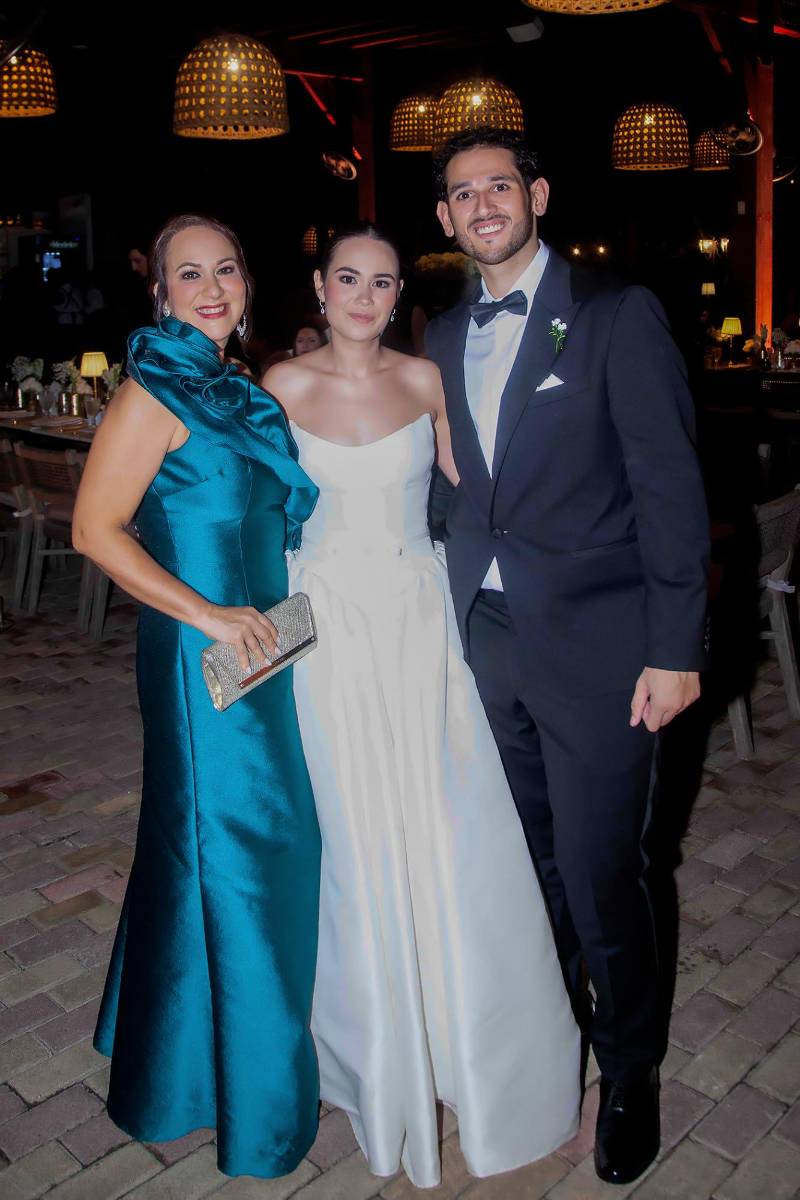 Stephanie Marinakys con los recién casados Juliana Fernández y Gustavo Adolfo Zavala.