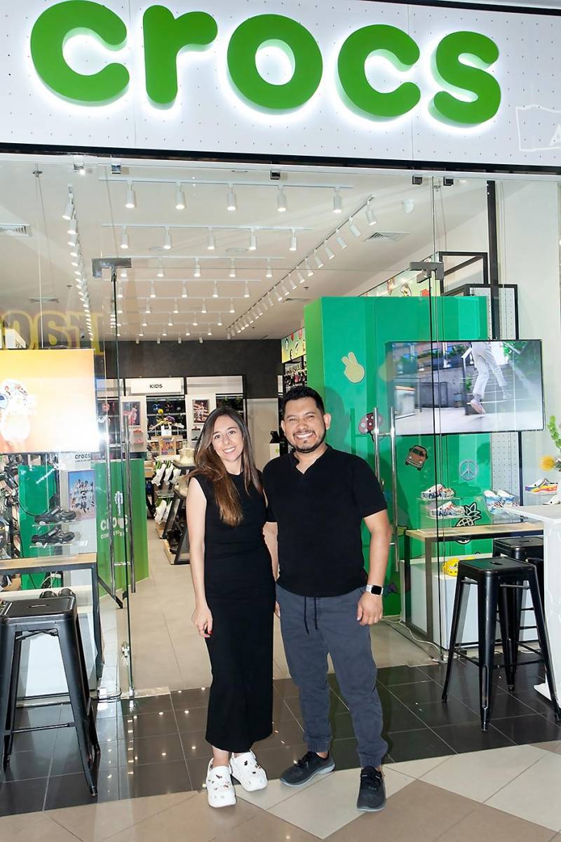 Laura Vergara y David Capir, representantes de Crocs.