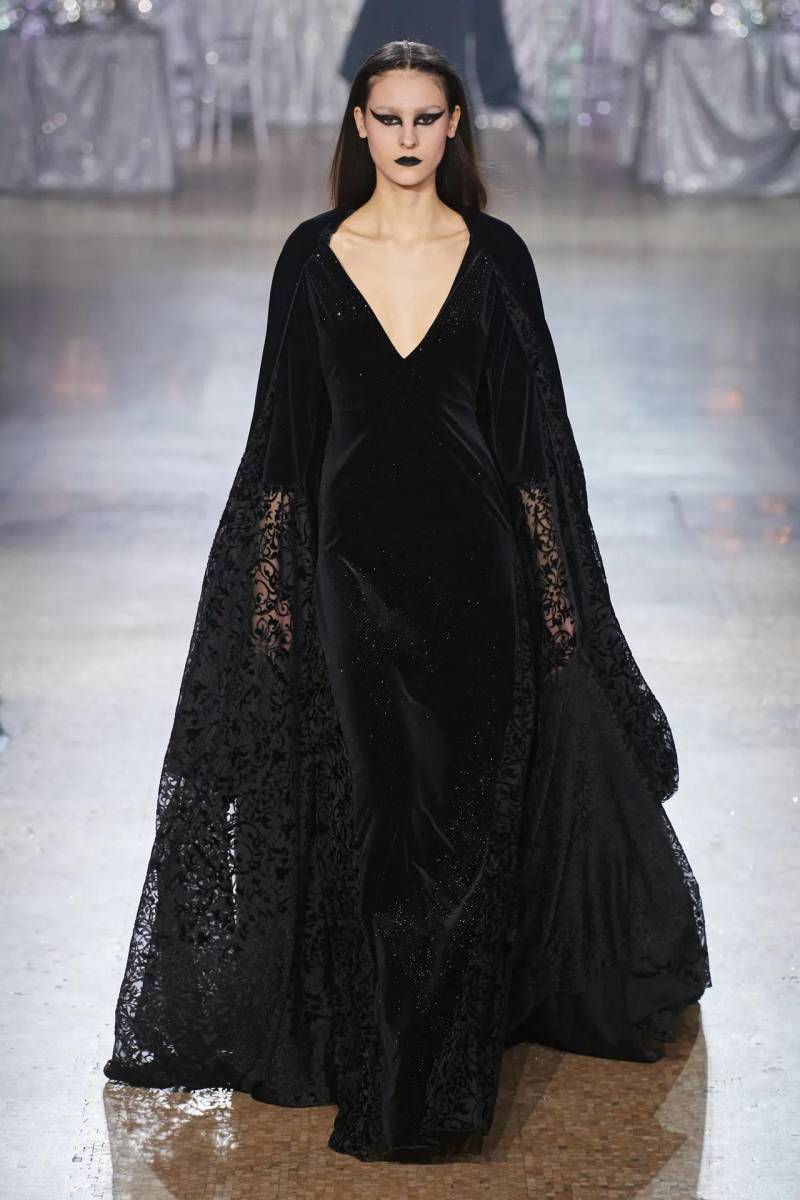Brillo y glamour en la pasarela Otoño-Invierno 2023 de Rodarte