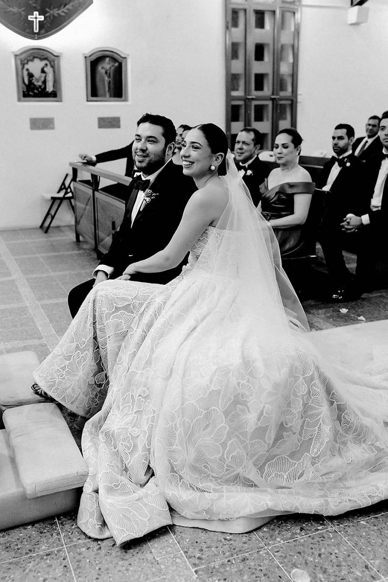 Fernando Bustillo e Isabela Ramírez, durante la ceremonia en la Iglesia Nuestra Señora de Suyapa.