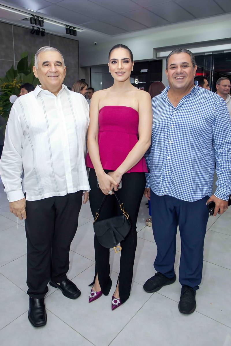 Tonny y Crista Sansur con Raúl Faraj.