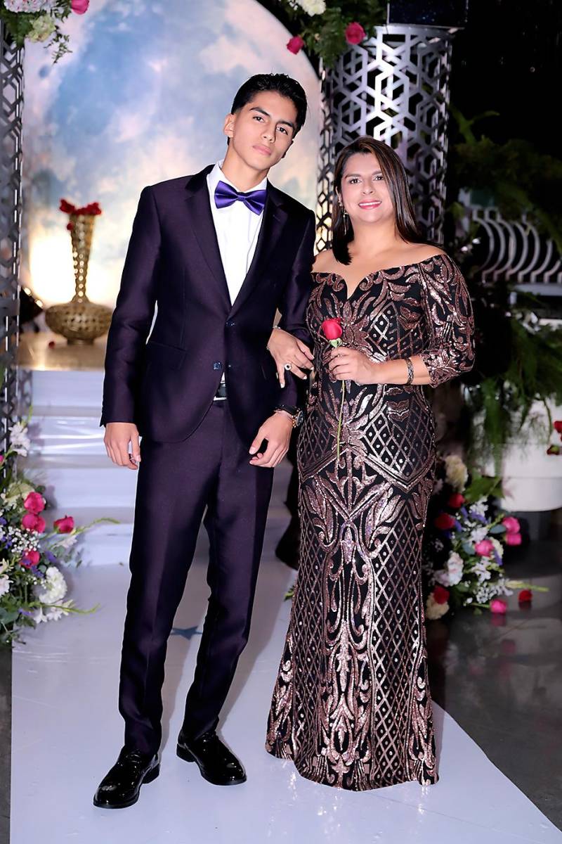 Desfile padres e hijos de la prom 2024 del Instituto San José del Carmen