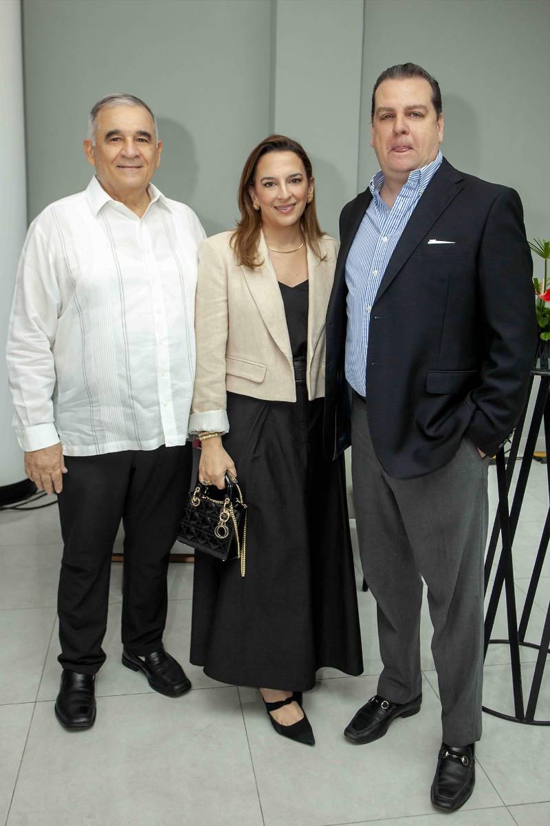 Tonny Sansur con Raquel y Guillermo Vonhundelshausen.