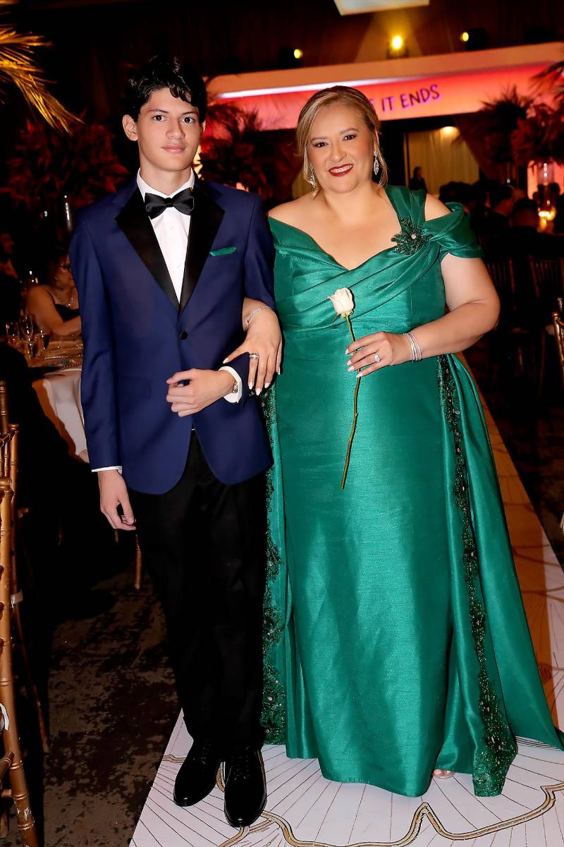 Besser Arguijo y su madre Lubina Aguilar. 