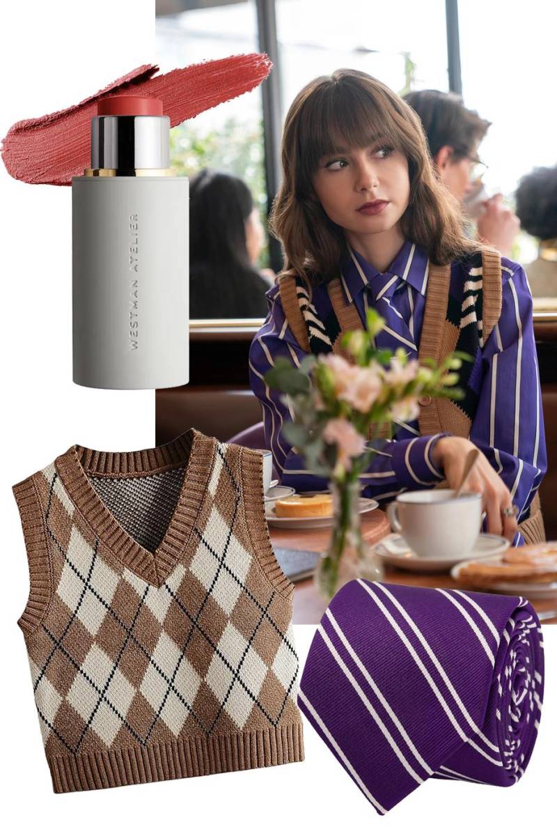 No hay duda que para romper patrones, Emily es una experta, contrastando colores y texturas. Combina un chaleco marrón de Miu Miu con una camisa a rayas Sébline primavera 2024 y una corbata para un look elegante de oficina.