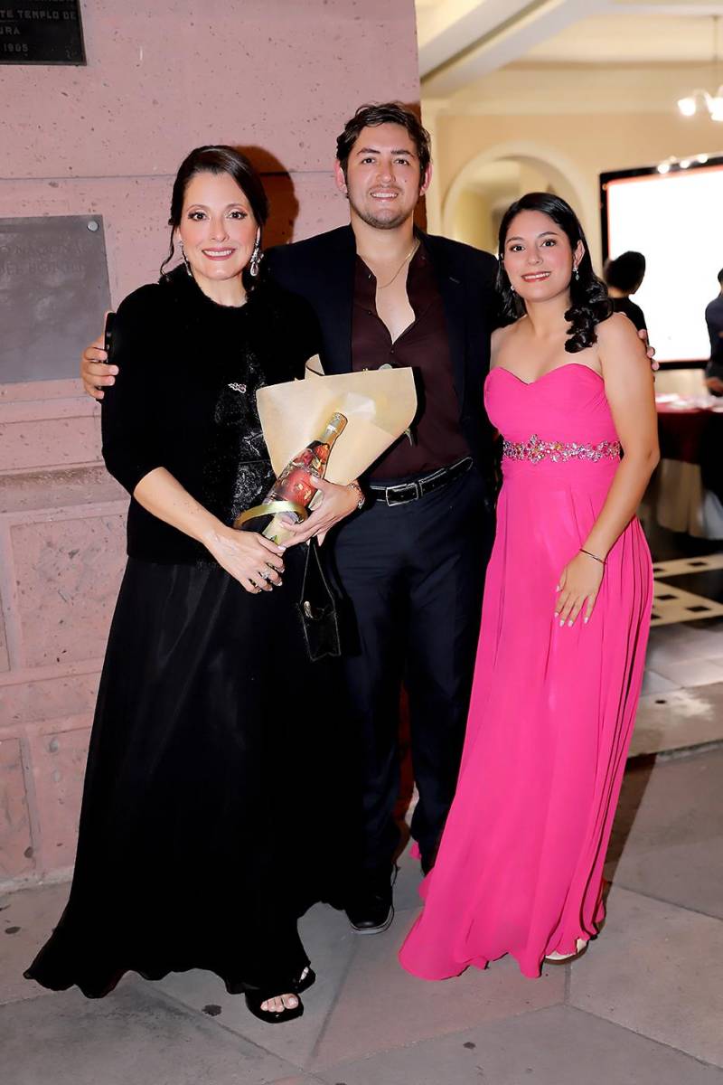 Gloria de Aguirre, Carlos Aguirre y Alejandra Perdomo. 
