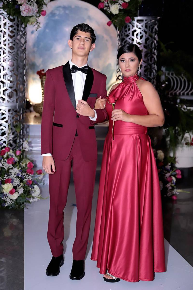 Desfile padres e hijos de la prom 2024 del Instituto San José del Carmen
