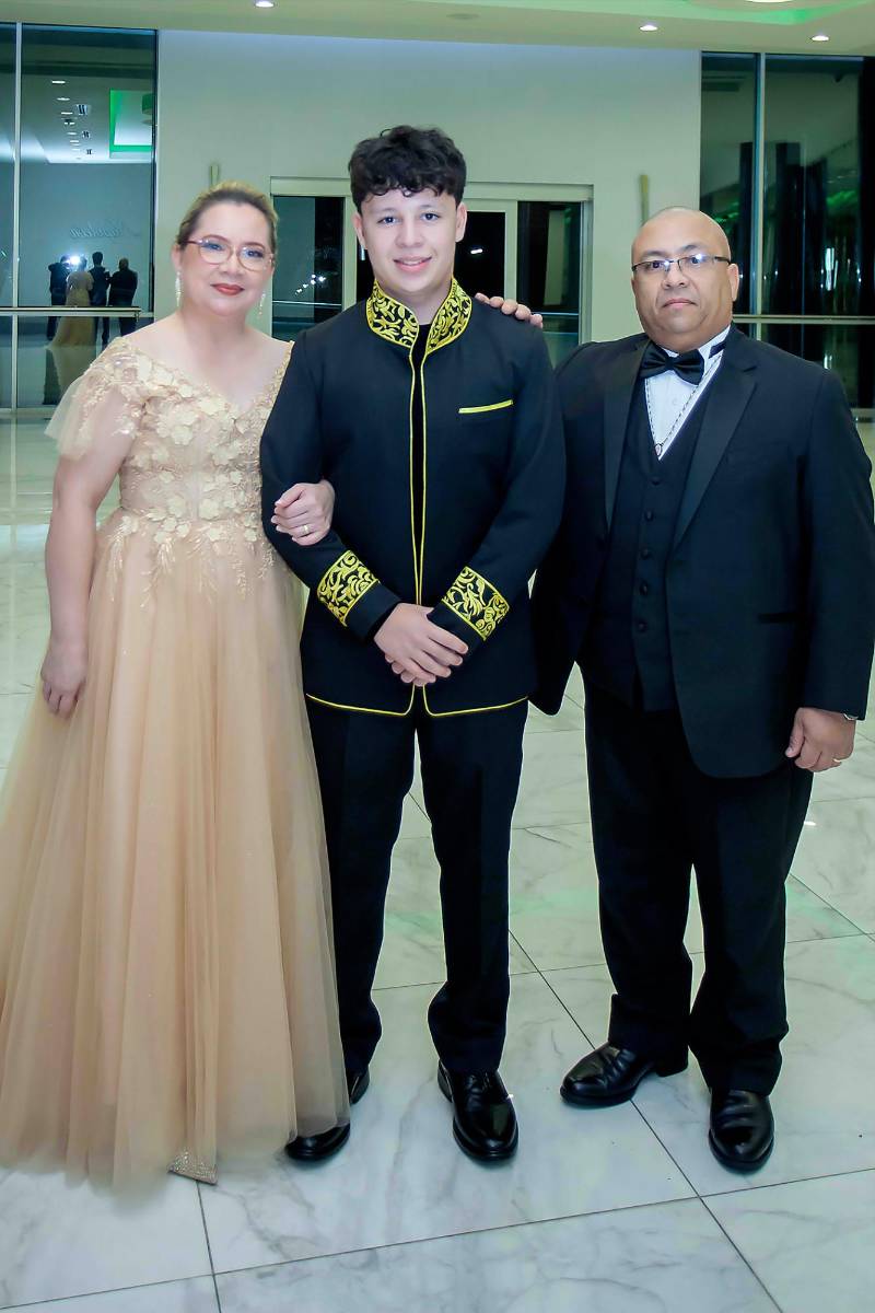Jesús Schultz con sus padres Loany Flores y Armando Schultz. 