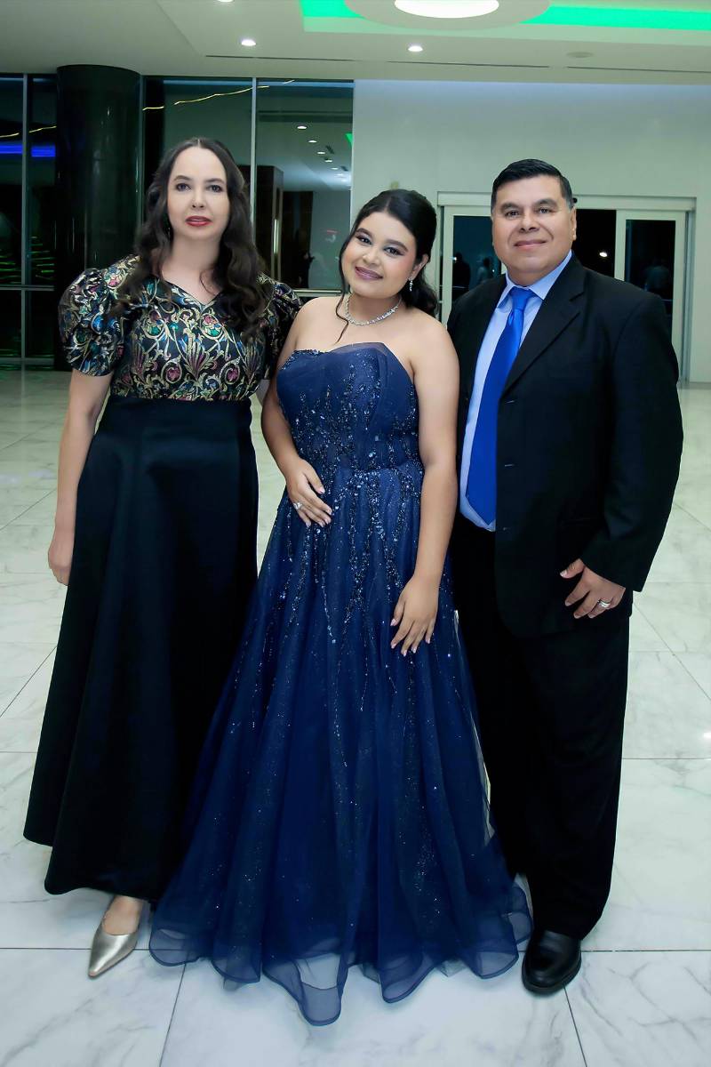  Valeria Martínez con su padre Wilfredo Martínez y Marinela Ferrera. 