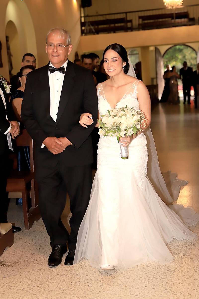 La feliz novia del brazo de su orgulloso progenitor Carlos Clamer 