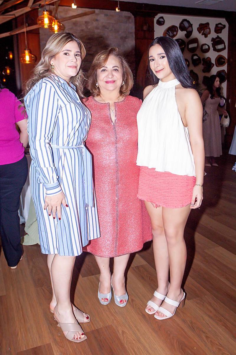 Iris de Hawit, Suyapa Fuschich y Sofía Hawit.