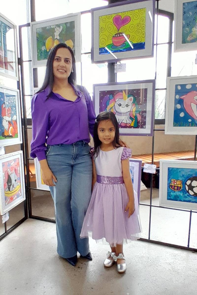 La muestra tiene la singularidad de contar, con la participación de hijos de exalumnos de ese estudio, una conexión intergeneracional que refleja el valor del arte inculcado en su aula, lo cual hace honor al Estudio de Arte Carolina Carías como pilar en la formación de generaciones, un espacio donde la creatividad y la expresión artística florecen