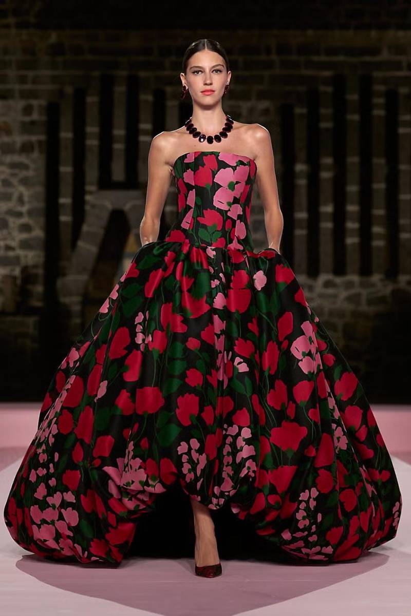 Espectaculares estampados florales llenan de vida vestidos strapless de faldas globo de amplias dimensiones