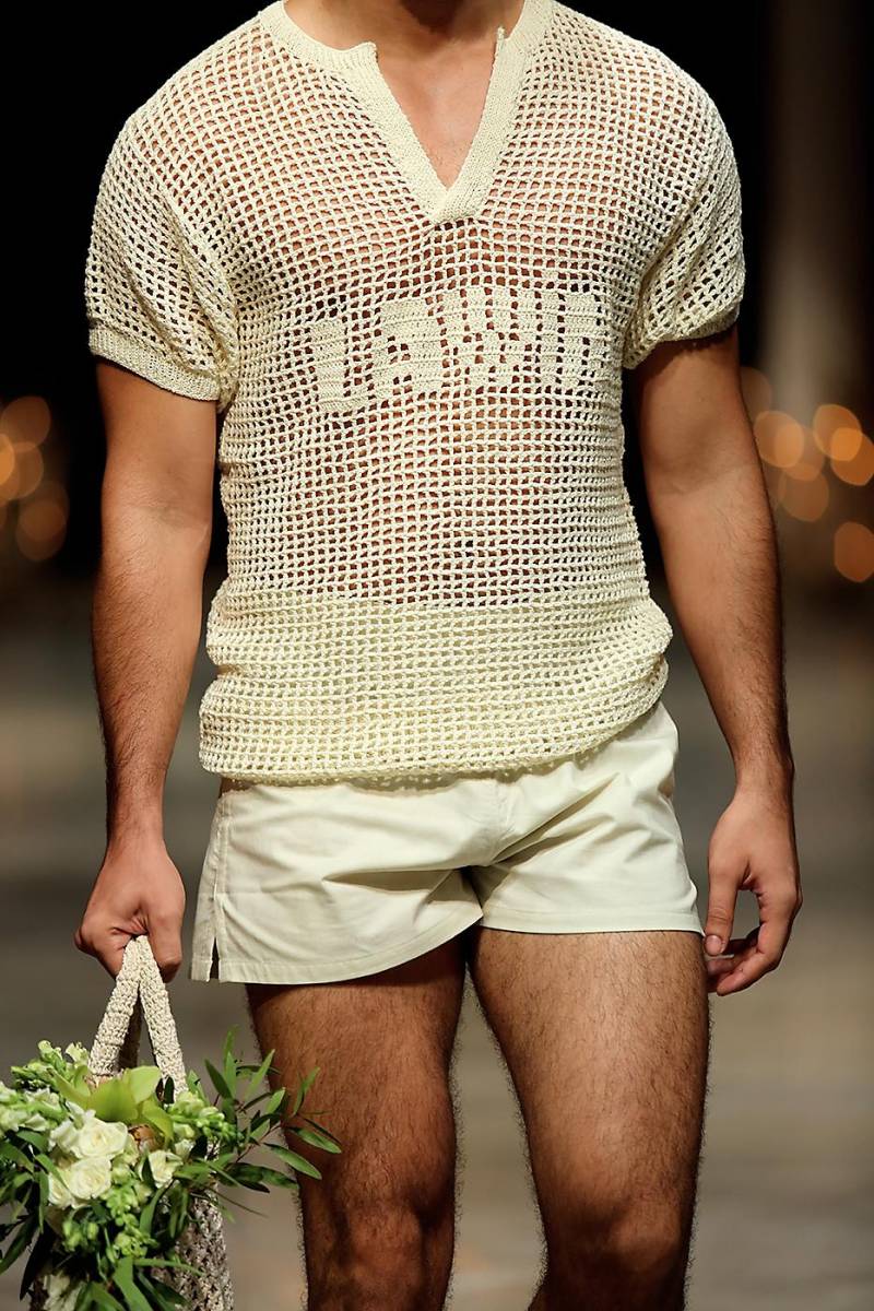 Top tejido en crochet en v-neck con el nombre del diseñador combinado con micro shorts de lino.