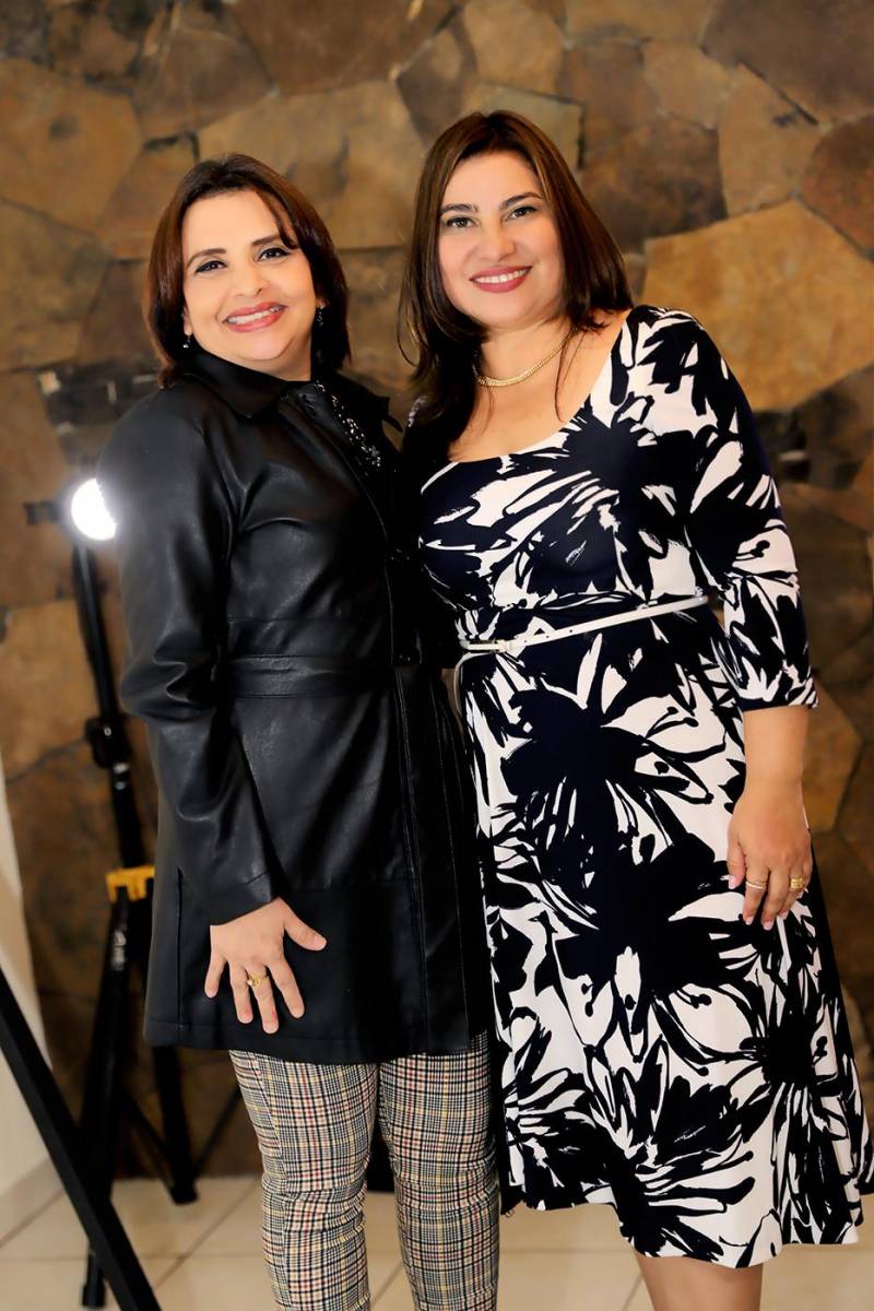 Lucy Sauceda disfrutó de una noche inolvidable al celebrar su cumpleañosrodeada por un grupo de amigos y familiaresXenia Maradiaga y Lucy Sauceda