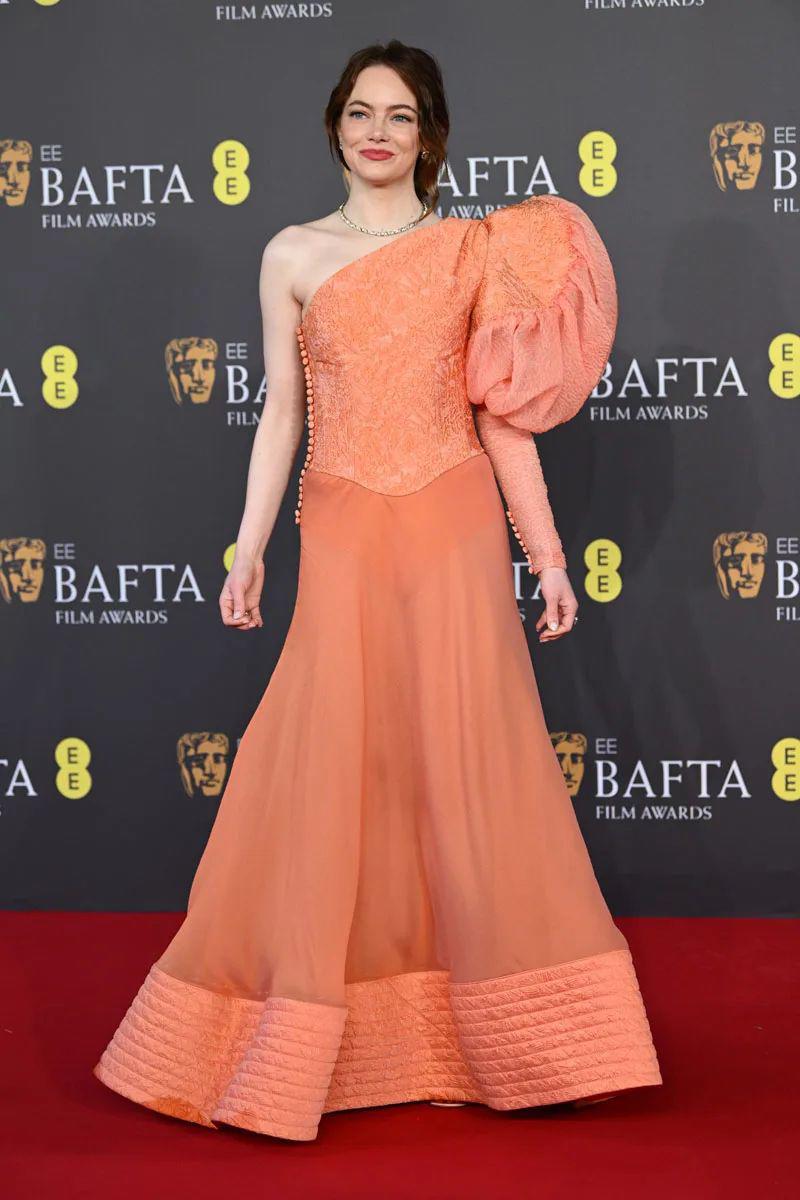 Emma Stone eligió un estilismo digno de Bella Baxter. El escote asimétrico del vestido deja todo el protagonismo a su manga abullonada, una de las características de los estilismos de su película. El conjunto es de Louis Vuitton.
