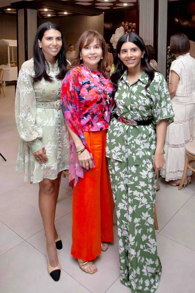 Melissa Handal con Elena y Viviana Faraj.