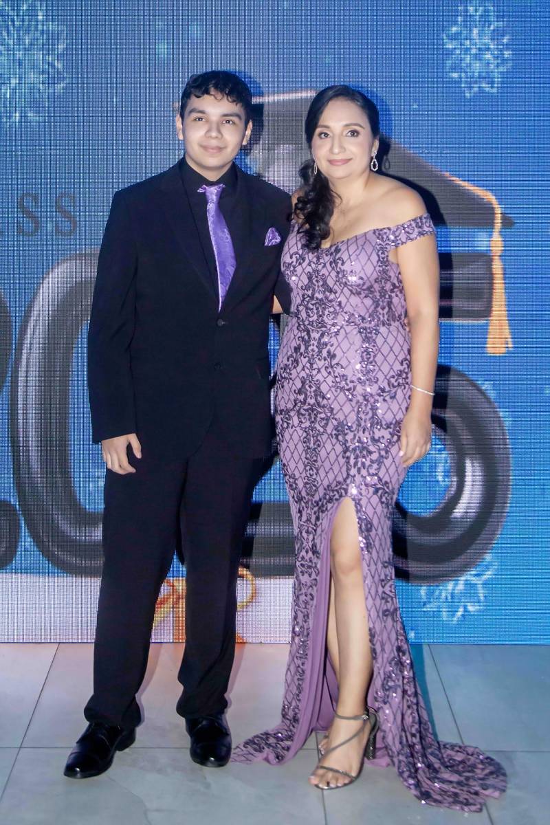 Desfile padres e hijos de la prom 2025 de Saint Peter Academy