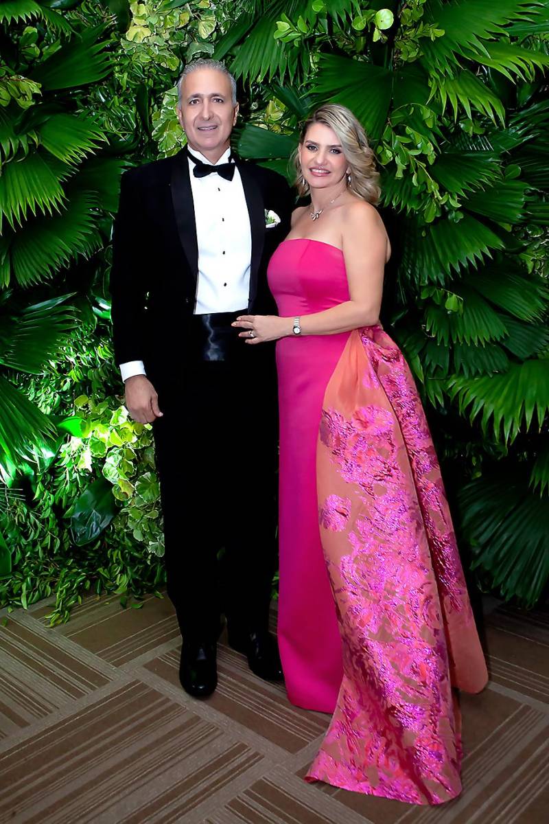 Felipe y Mariella Canahuati, padres de la novia.