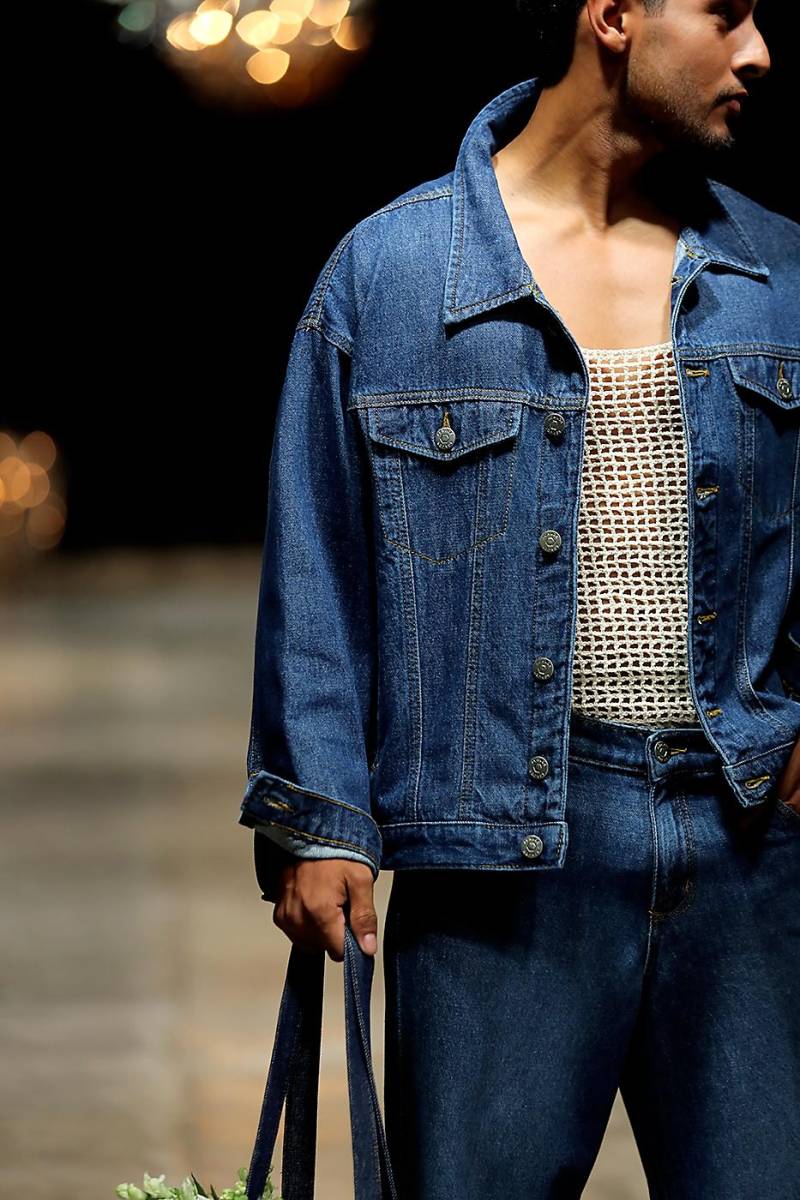Oversized denim jacket y loose fit pants con top de crochet.