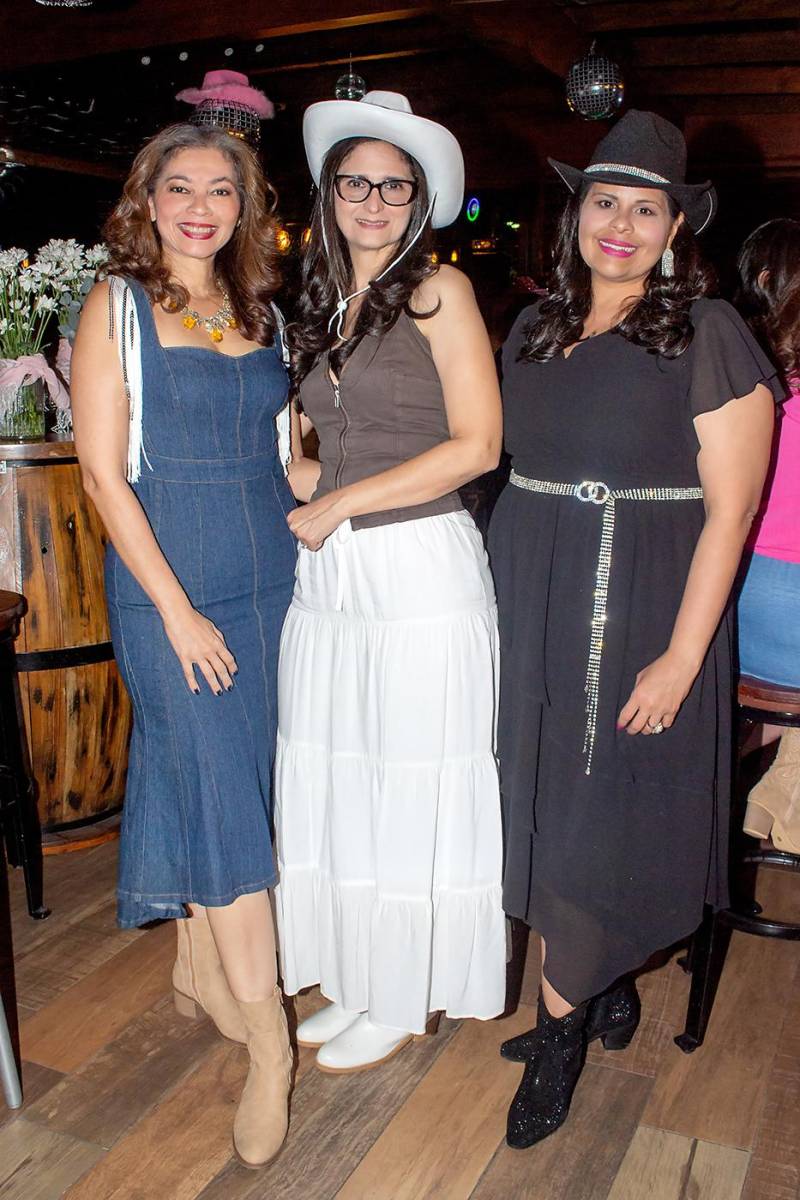 Ángela Castillo, Giesy Escobar y Nancy Miranda.