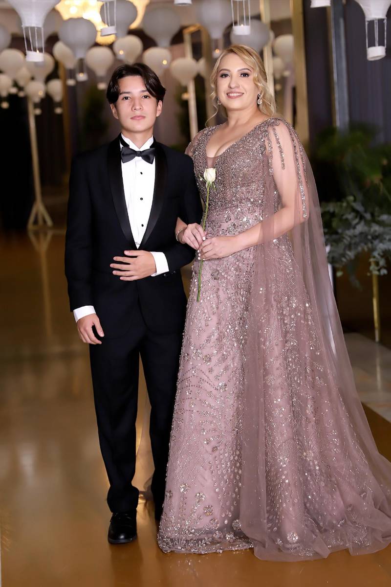 Leo Flores con su mamá Vannya Valenzuela