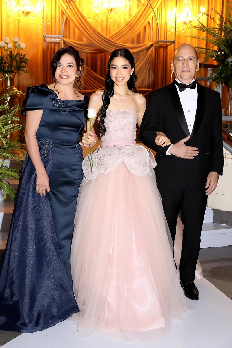 Victoria Savaria junto a sus padres Ernesto y Belinda. 