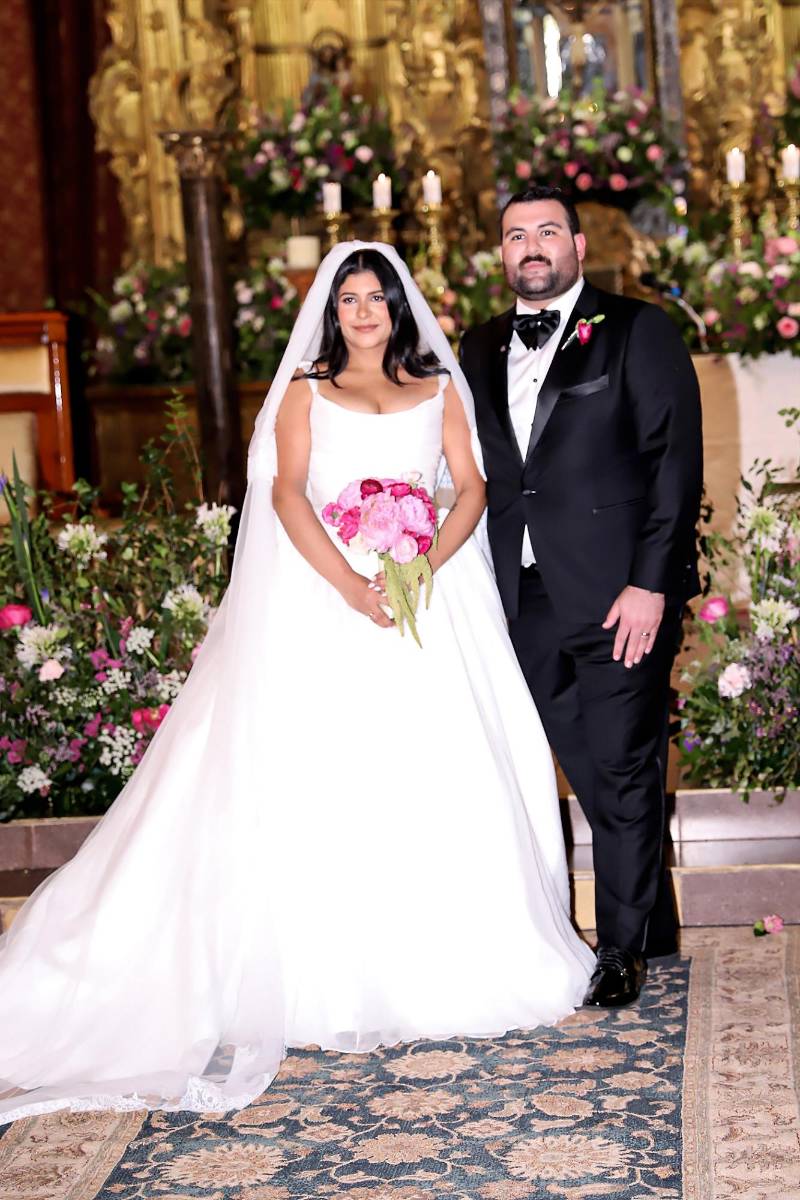 Ivana Lagos y Jacobo Waincier Canahuati se dieron el “sí, acepto” en la Iglesia San Francisco, en una ceremonia llena de amor y elegancia.Rodeados de sus seres queridos, junto a sus padres Isaac Lewis Waincier y María Teresa Canahuati Larach e Iván Omar Lagos del Cid y Ketlen Karenna Reina de Lagos vivieron un día inolvidable. Tras la ceremonia religiosa, los invitados se trasladaron al Museo para la Identidad Nacional, donde se vivió una elegante recepción.