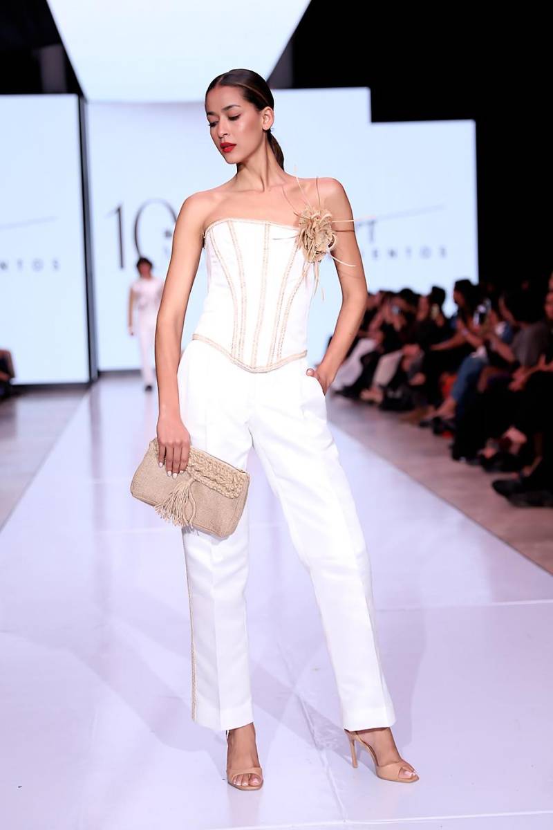 Corset con bordados de yute, material estelar de la apuesta, que se lleva en bolsos y flores 