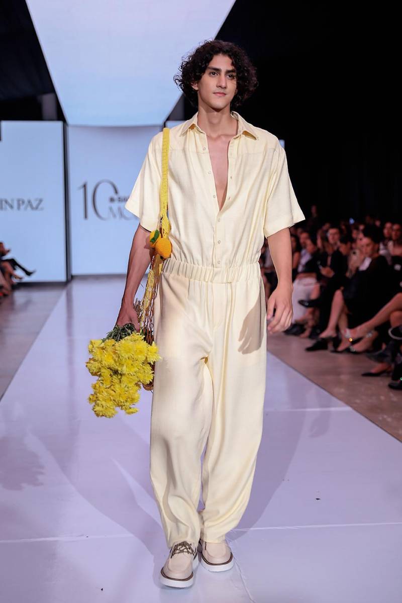 El amarillo comenzó a asomarse con su alegría eterna en la pasarela a través de jumpsuits utilitarios de formas relajadas y fruncidos a la cintura