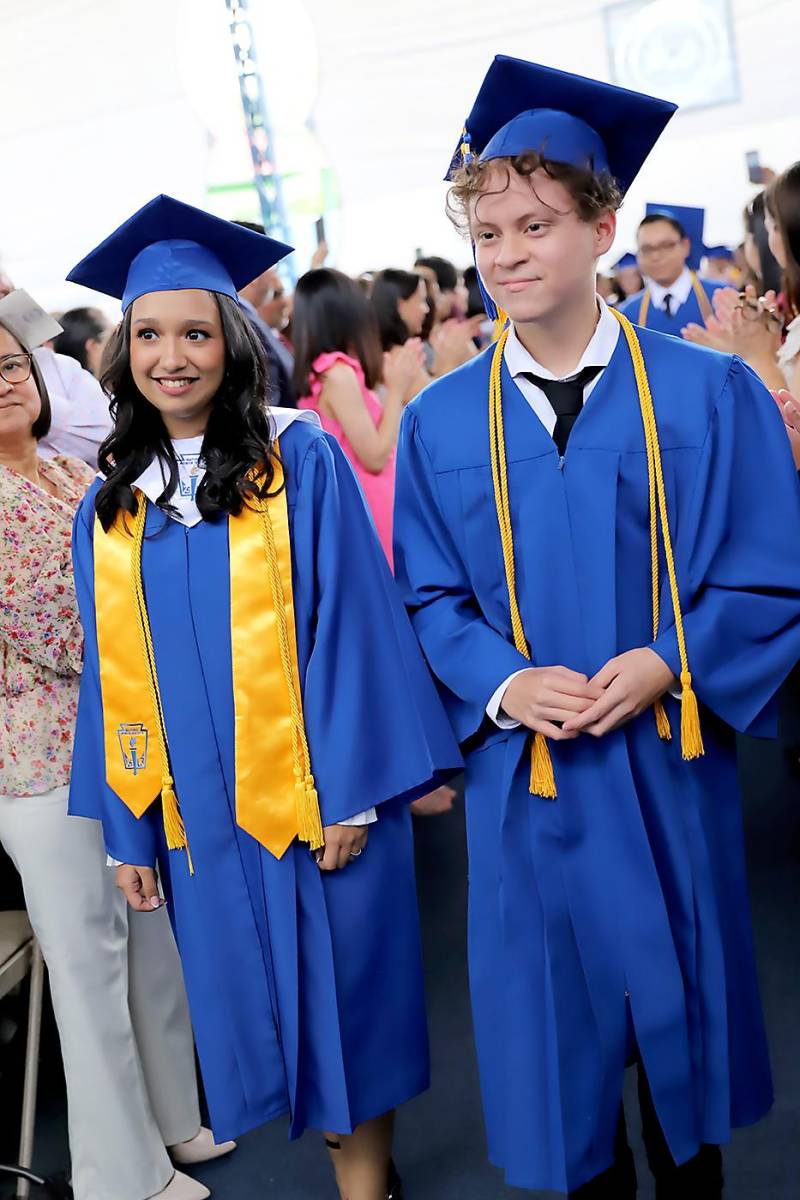 Desfile de graduados en Macris School 2023