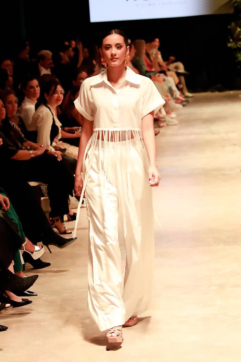 Wide leg pants se complementan con cropped tops que terminan en hilos colgantes que estilizan el look