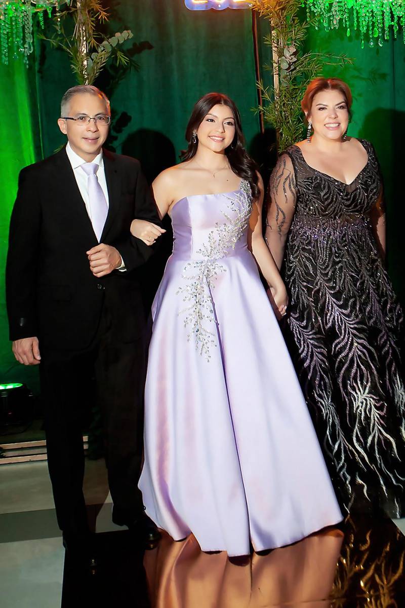 Carlos Larios y Blanca Villela con su hija Mariana