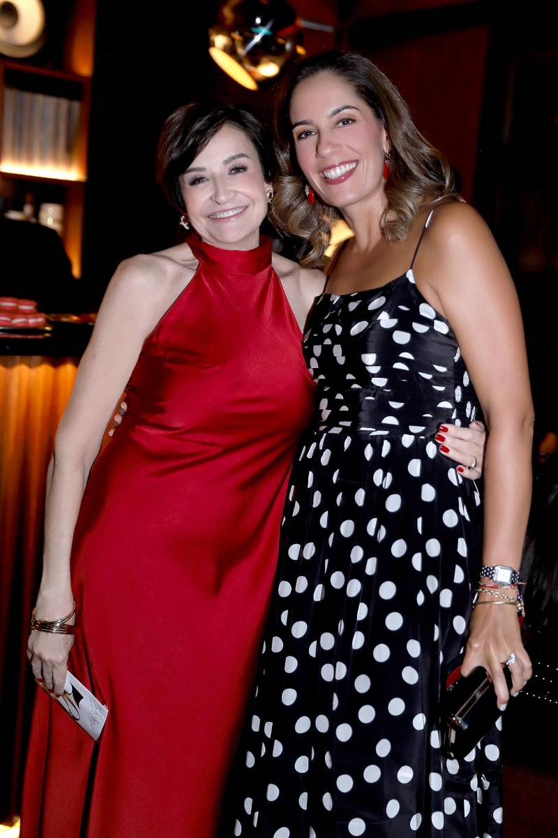 La cumpleañera lució un delicado vestido de satín en color rojo, convirtiéndose en toda una “Lady in Red”. Aquí acompañada con Ana Lucia Paz 